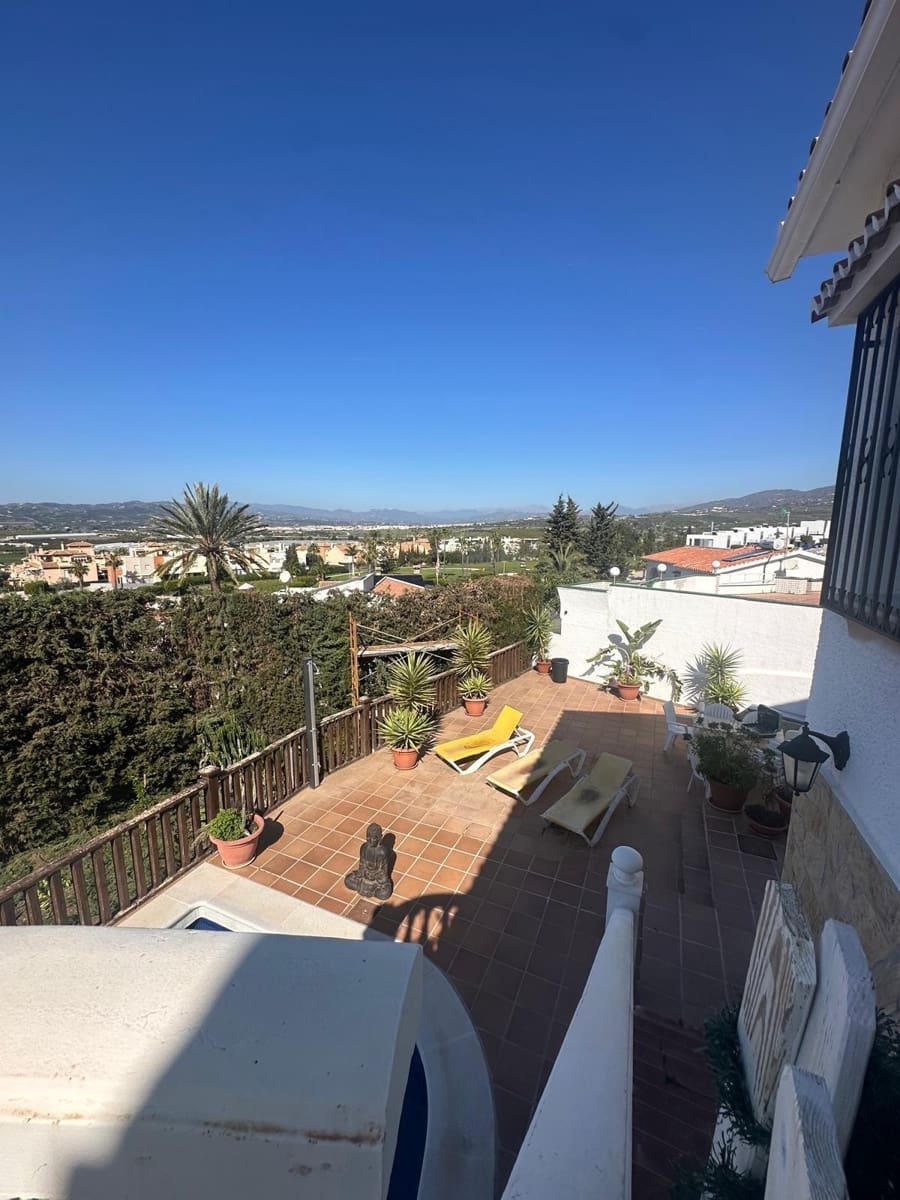 4 sypialnia Willa na sprzedaż w Caleta de Velez z basenem garażem - 650 000 € (Ref: 9682471)