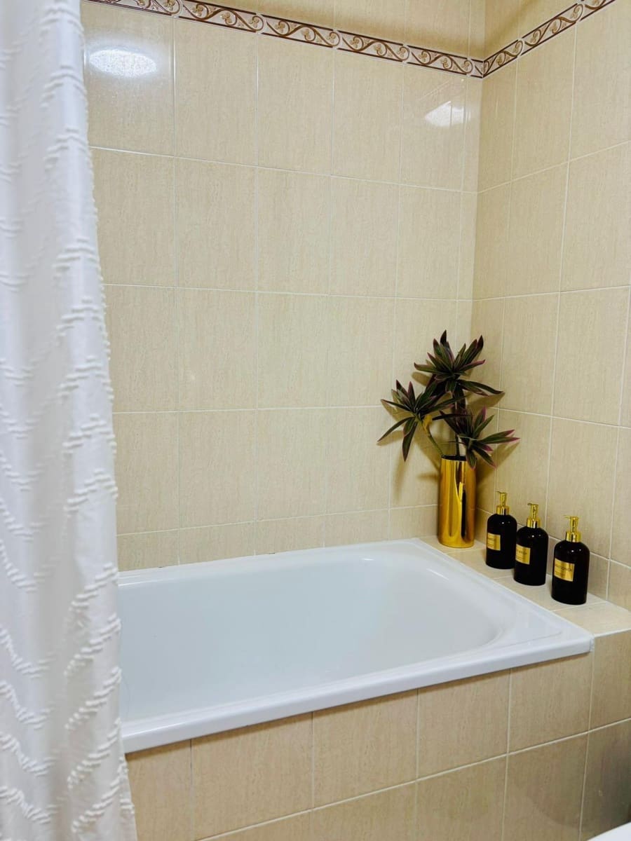 3 sypialnia Mieszkanie do wynajęcia w Algarrobo z basenem garażem - 900 € (Ref: 9765117)