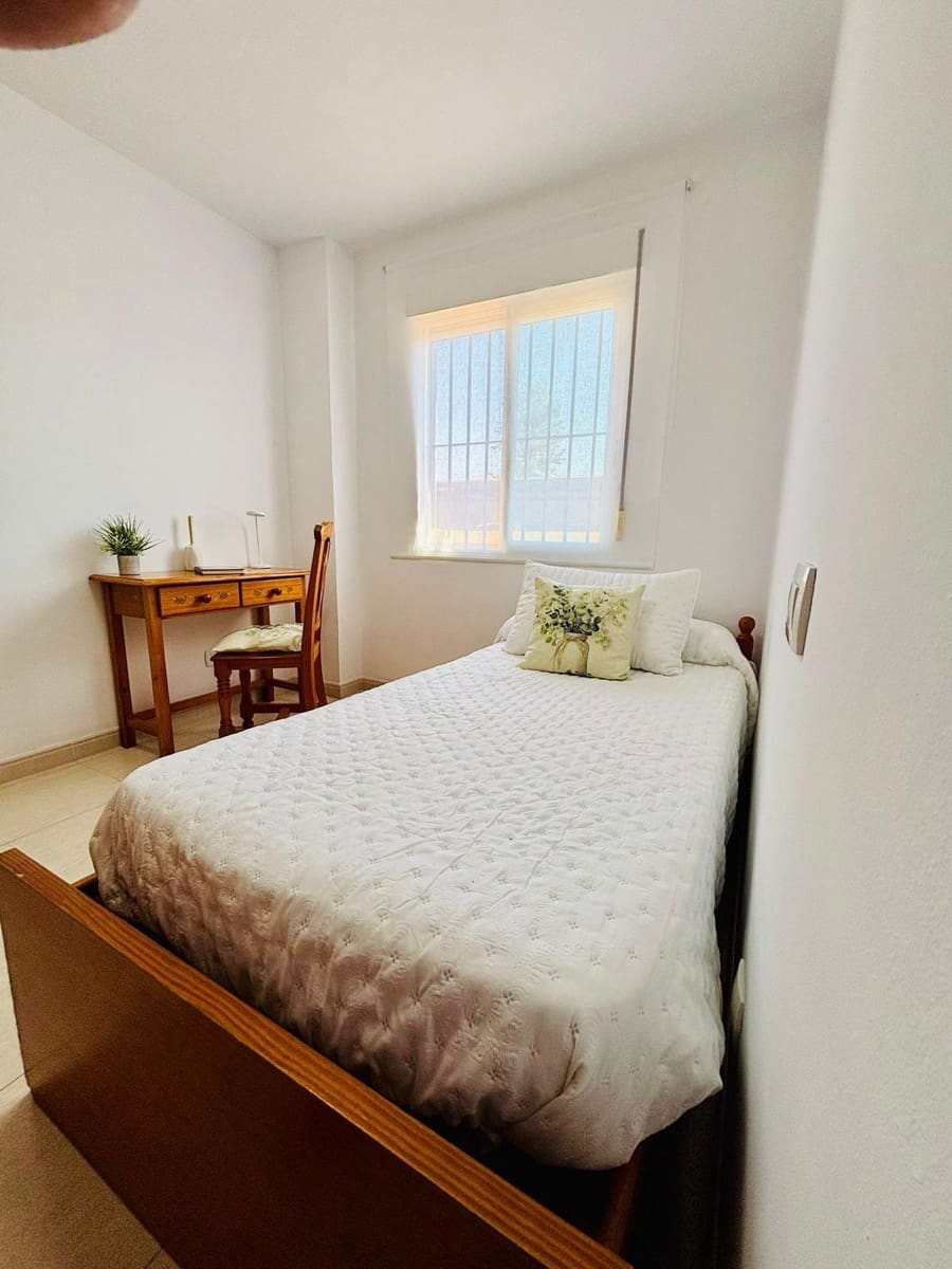 3 sypialnia Mieszkanie do wynajęcia w Algarrobo z basenem garażem - 900 € (Ref: 9765117)