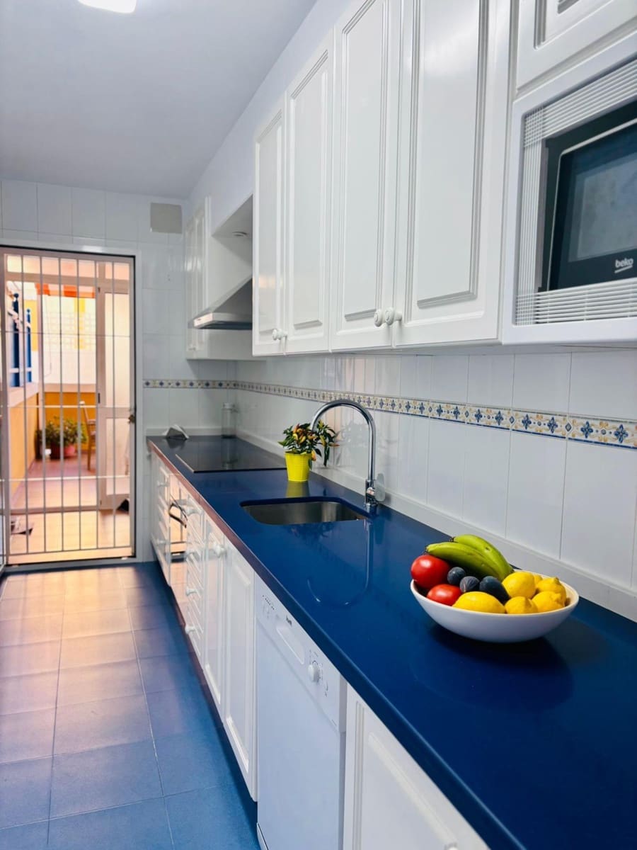 3 sypialnia Mieszkanie do wynajęcia w Algarrobo z basenem garażem - 900 € (Ref: 9765117)