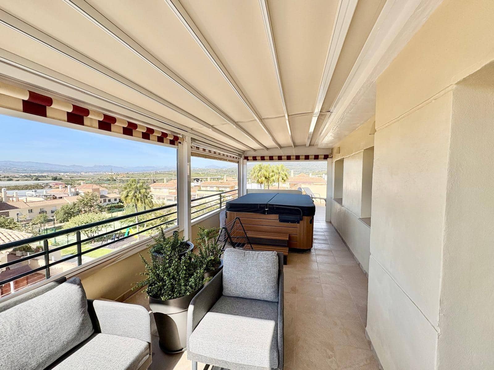 2 soverom Penthouse til salgs i Caleta de Velez med svømmebasseng garasje - € 485 000 (Ref: 9783036)