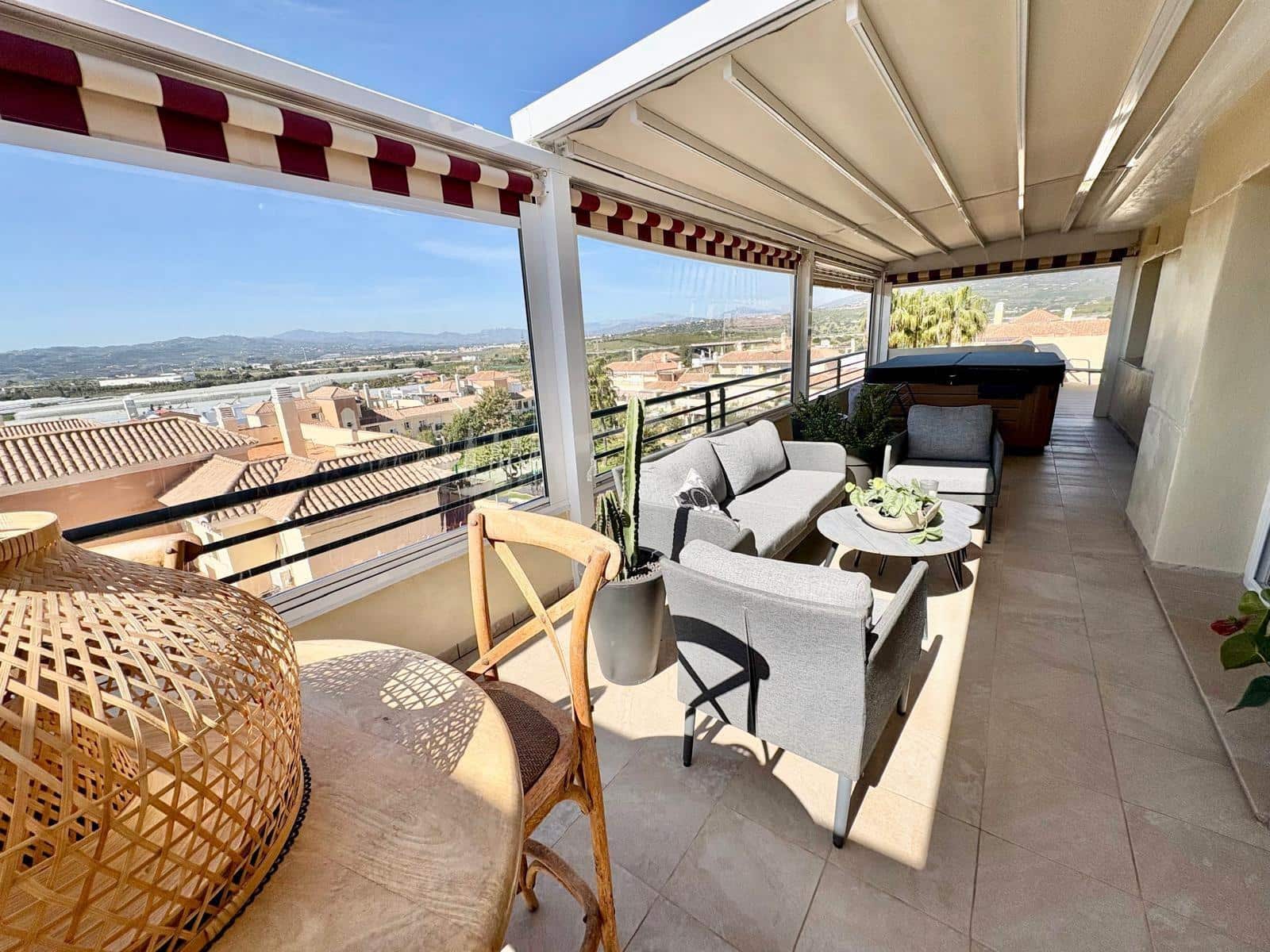 2 soverom Penthouse til salgs i Caleta de Velez med svømmebasseng garasje - € 485 000 (Ref: 9783036)