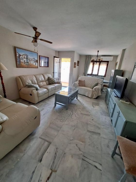 4 bedroom Apartment for rent in Torre del Mar with pool - € 1,300 (Ref: 9783038)