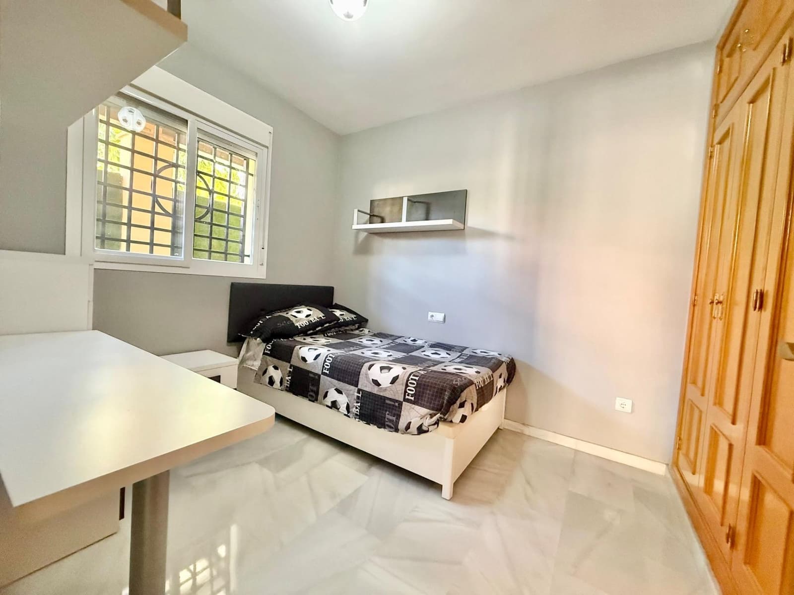 2 makuuhuone Asunto myytävänä paikassa Caleta de Velez mukana uima-altaan 
autotalli - 329 900 € (Ref: 9800617)