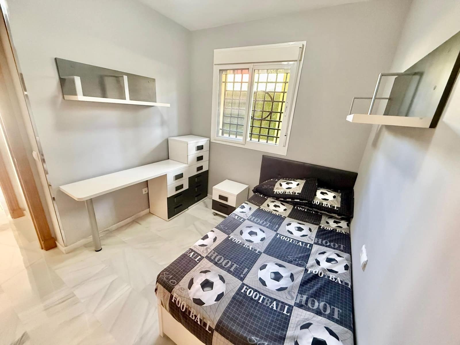 2 makuuhuone Asunto myytävänä paikassa Caleta de Velez mukana uima-altaan 
autotalli - 329 900 € (Ref: 9800617)