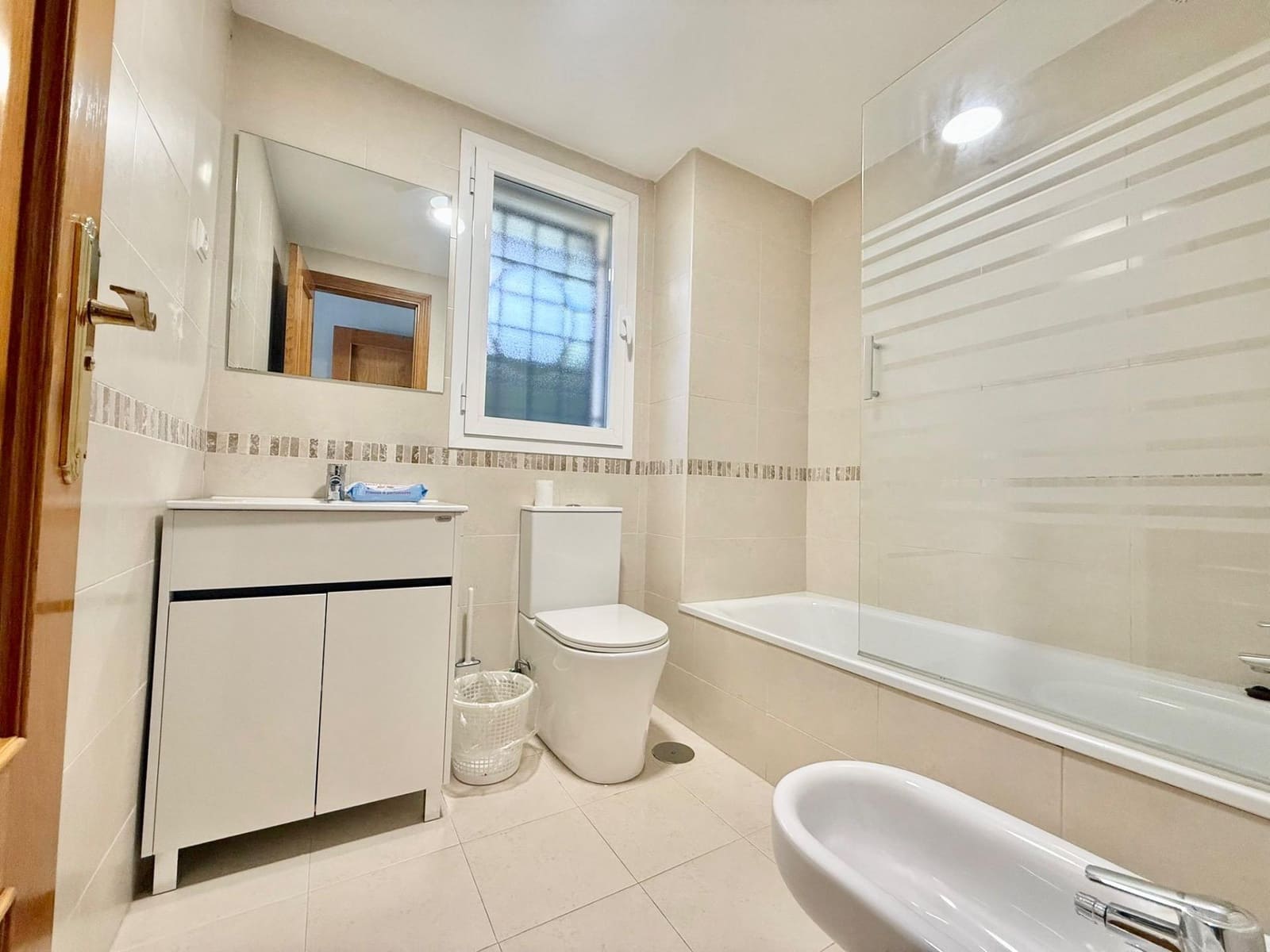 2 makuuhuone Asunto myytävänä paikassa Caleta de Velez mukana uima-altaan 
autotalli - 329 900 € (Ref: 9800617)