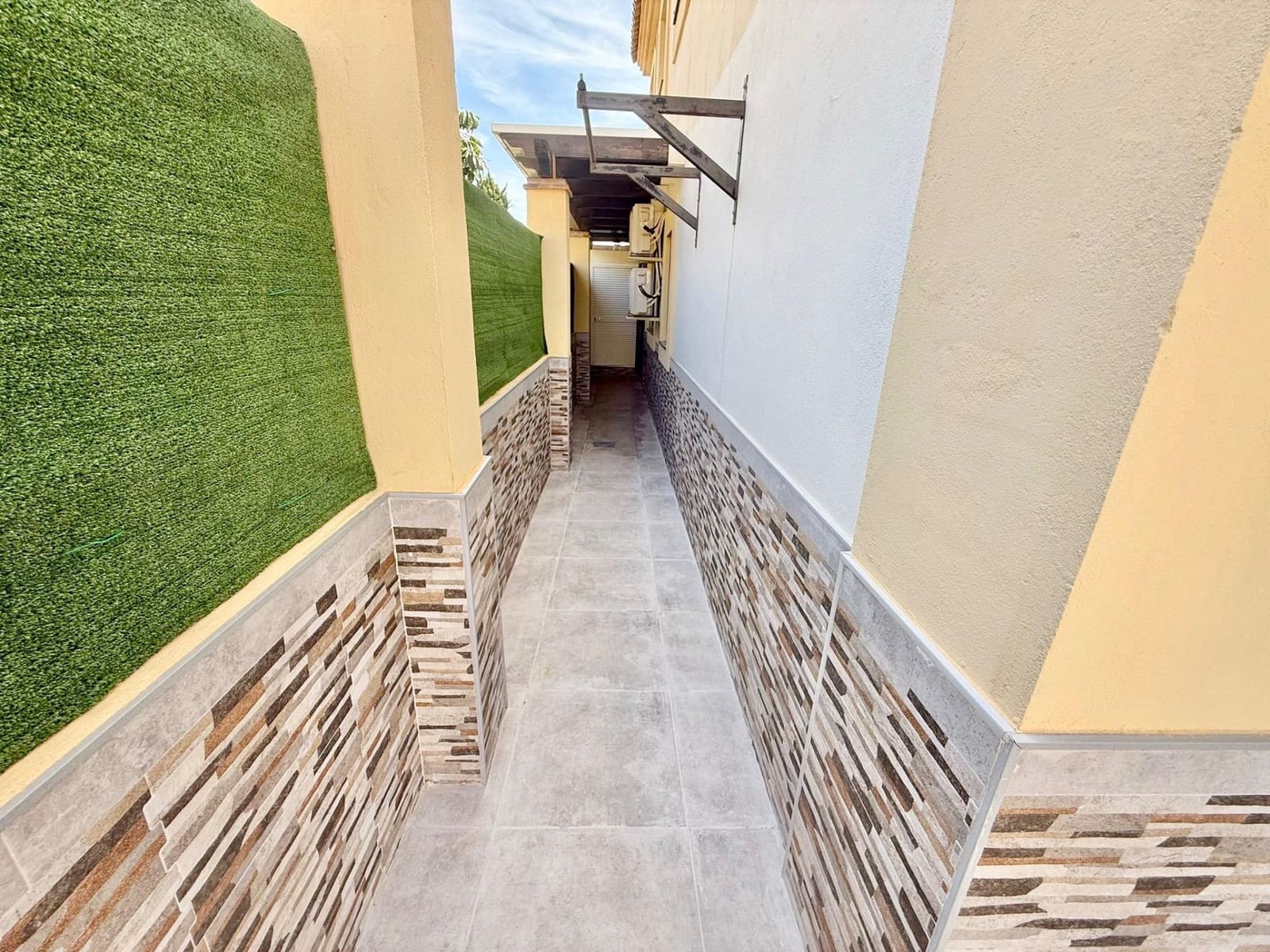 2 makuuhuone Asunto myytävänä paikassa Caleta de Velez mukana uima-altaan 
autotalli - 329 900 € (Ref: 9800617)