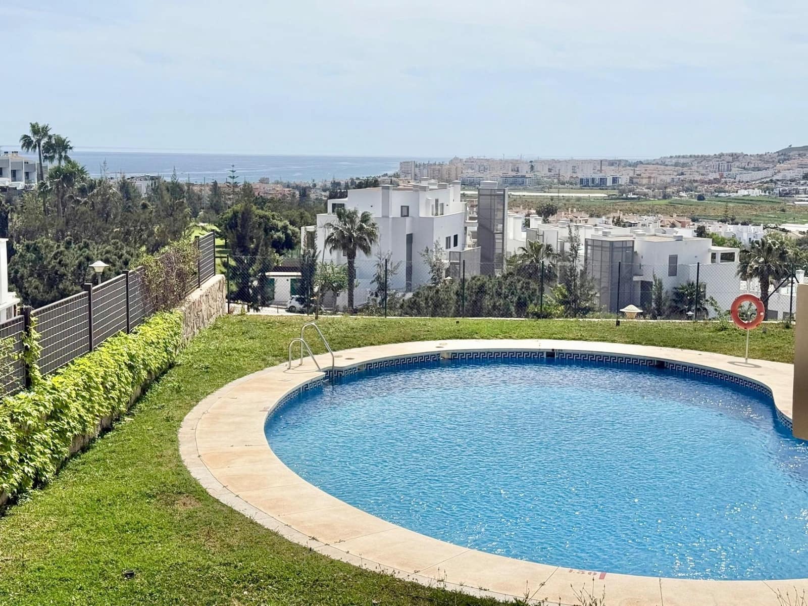 2 makuuhuone Asunto myytävänä paikassa Caleta de Velez mukana uima-altaan 
autotalli - 329 900 € (Ref: 9800617)