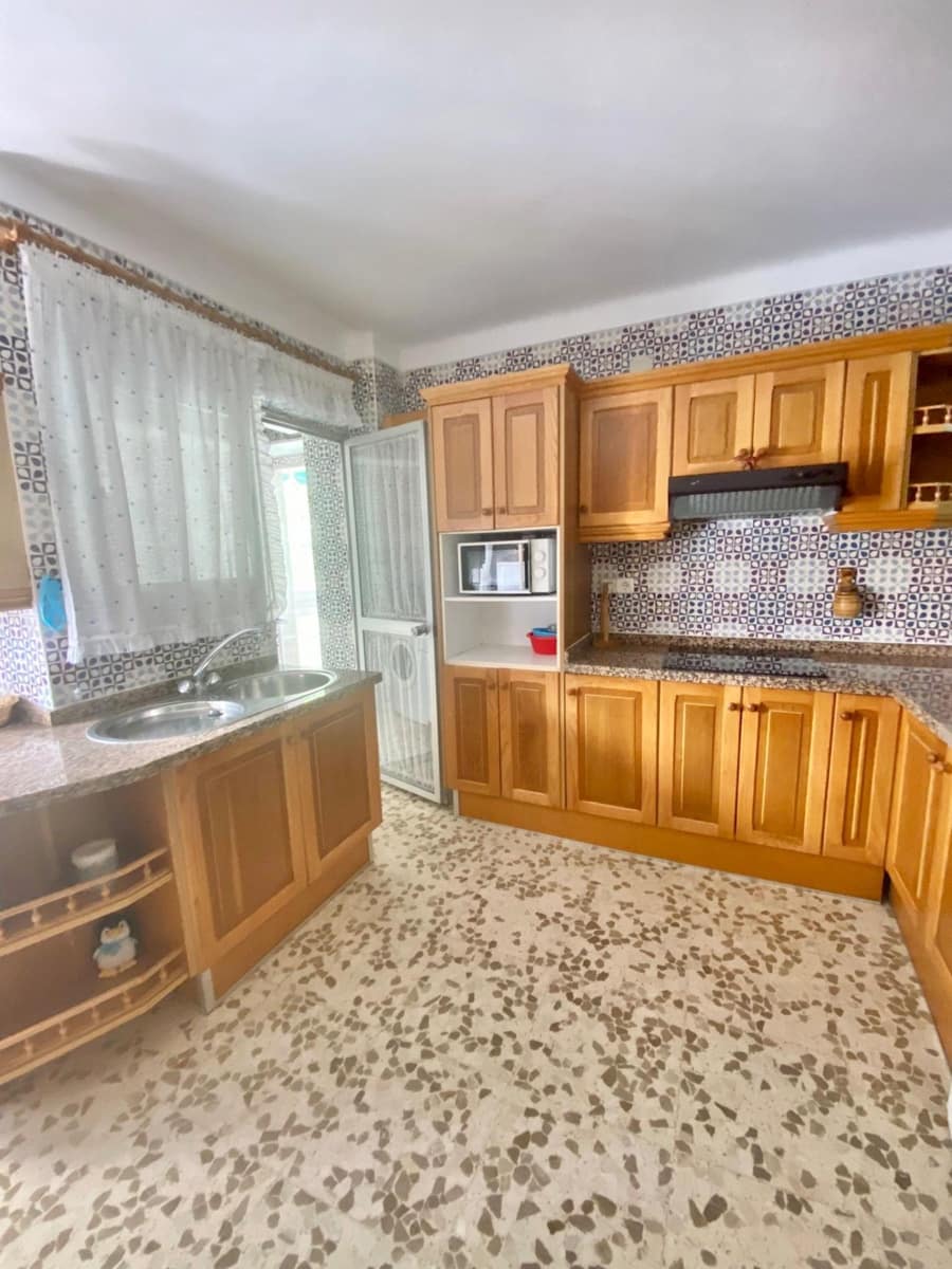2 slaapkamer Flat te huur in Torre del Mar - € 900 (Ref: 9806413)
