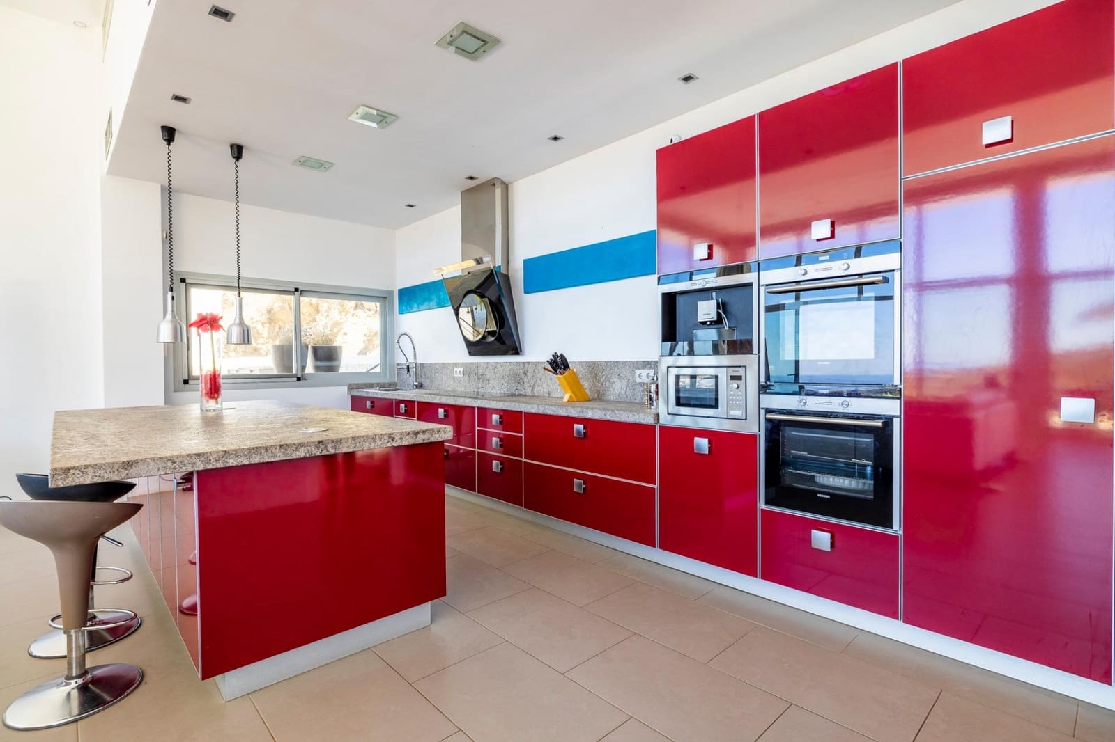 4 soveværelse Villa til salg i Sayalonga med swimmingpool garage - € 1.350.000 (Ref: 9922239)