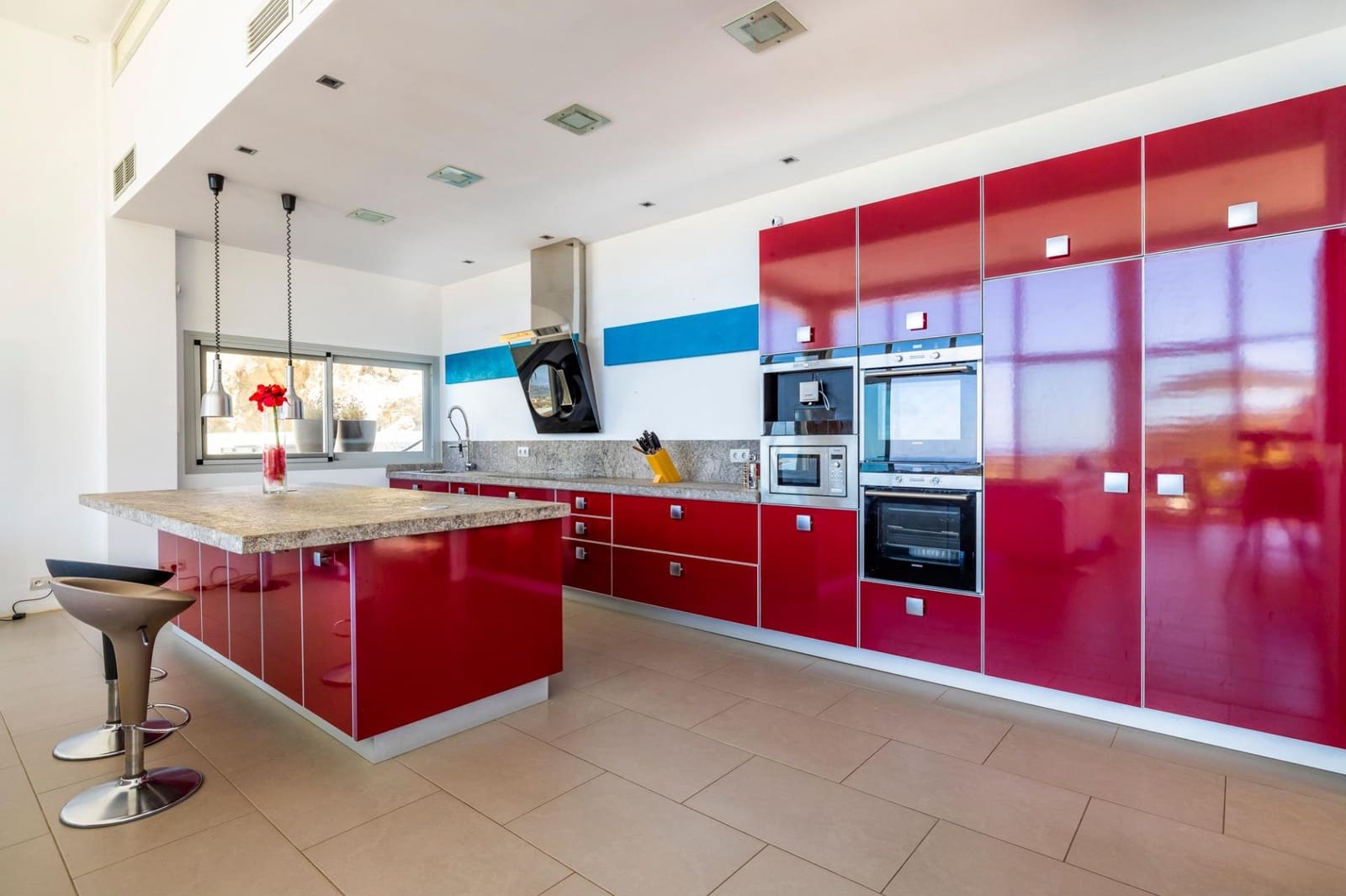 4 soveværelse Villa til salg i Sayalonga med swimmingpool garage - € 1.350.000 (Ref: 9922239)