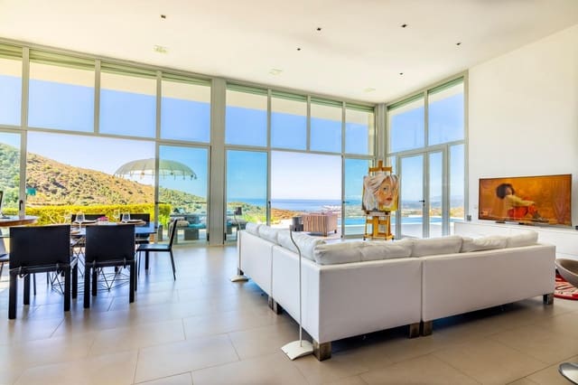 4 soveværelse Villa til salg i Sayalonga med swimmingpool garage - € 1.350.000 (Ref: 9922239)