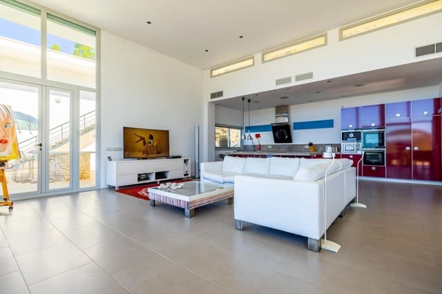 4 soveværelse Villa til salg i Sayalonga med swimmingpool garage - € 1.350.000 (Ref: 9922239)