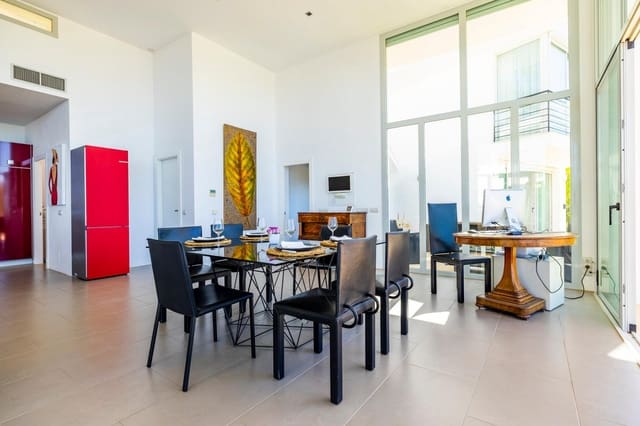 4 soveværelse Villa til salg i Sayalonga med swimmingpool garage - € 1.350.000 (Ref: 9922239)
