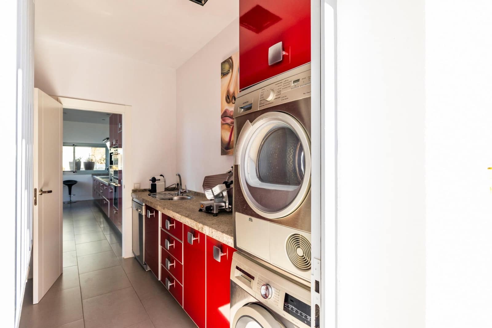 4 soveværelse Villa til salg i Sayalonga med swimmingpool garage - € 1.350.000 (Ref: 9922239)