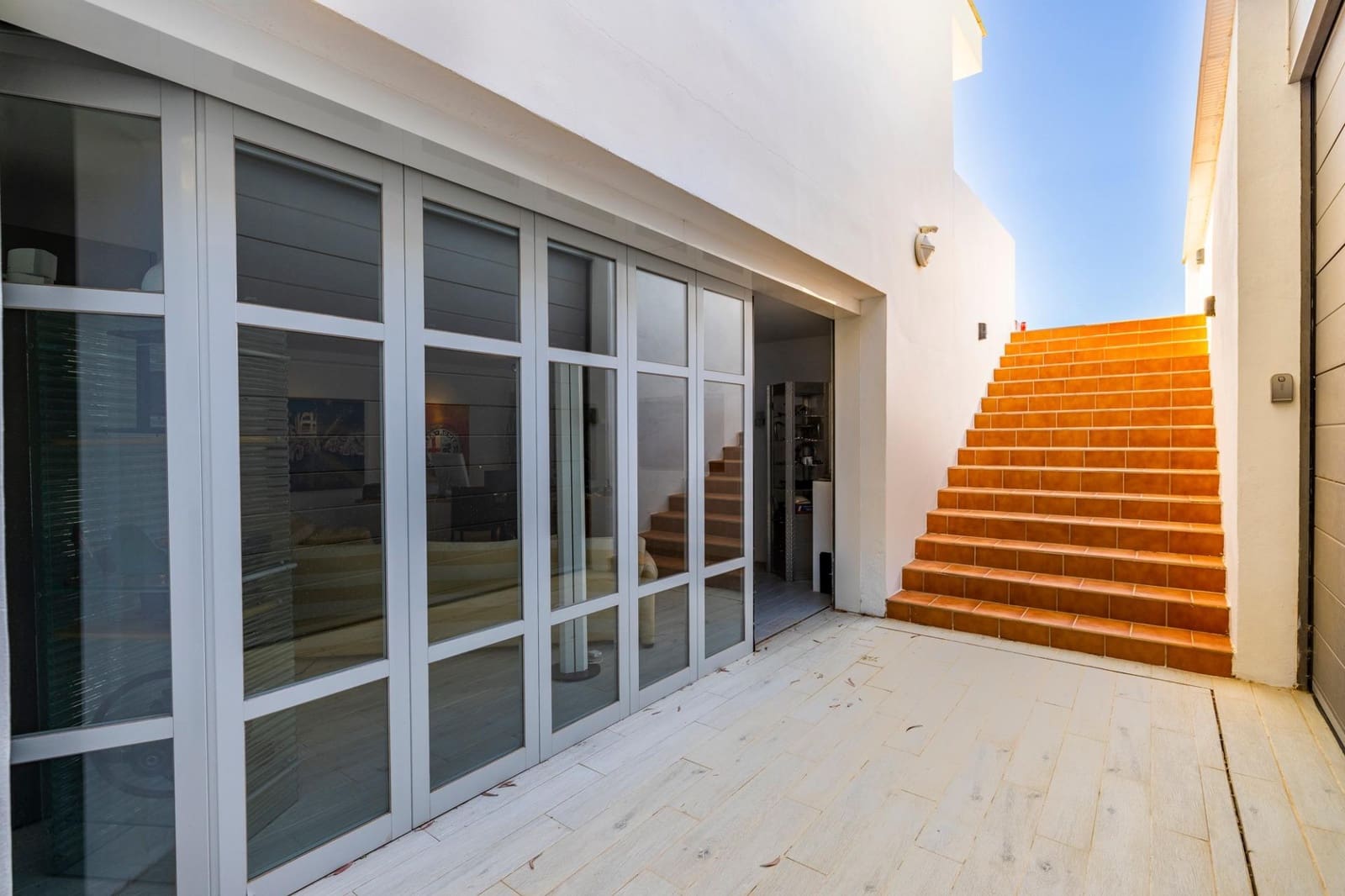 4 soveværelse Villa til salg i Sayalonga med swimmingpool garage - € 1.350.000 (Ref: 9922239)