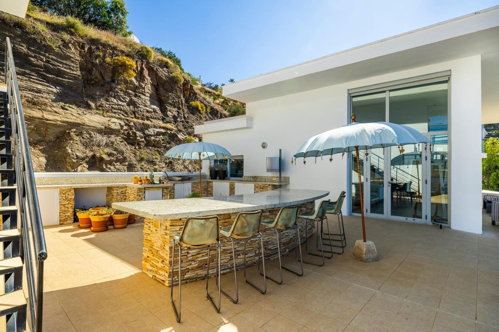4 soveværelse Villa til salg i Sayalonga med swimmingpool garage - € 1.350.000 (Ref: 9922239)