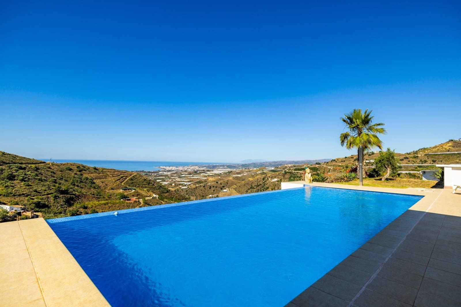 4 soveværelse Villa til salg i Sayalonga med swimmingpool garage - € 1.350.000 (Ref: 9922239)