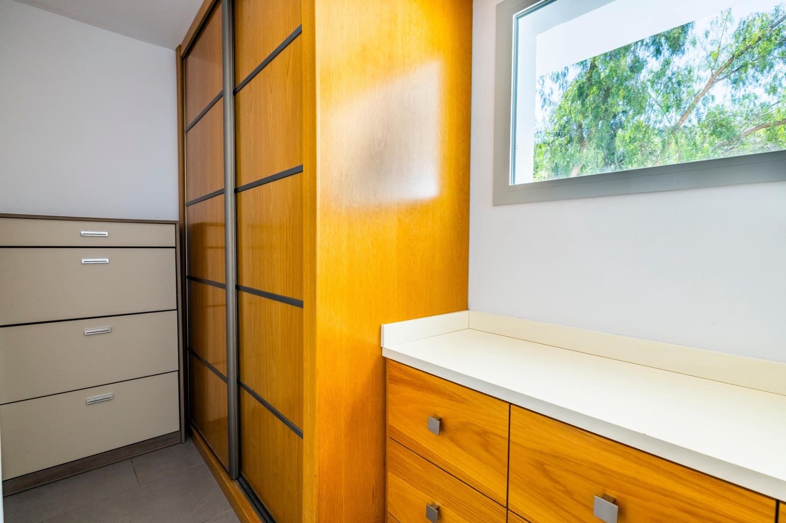 4 soveværelse Villa til salg i Sayalonga med swimmingpool garage - € 1.350.000 (Ref: 9922239)