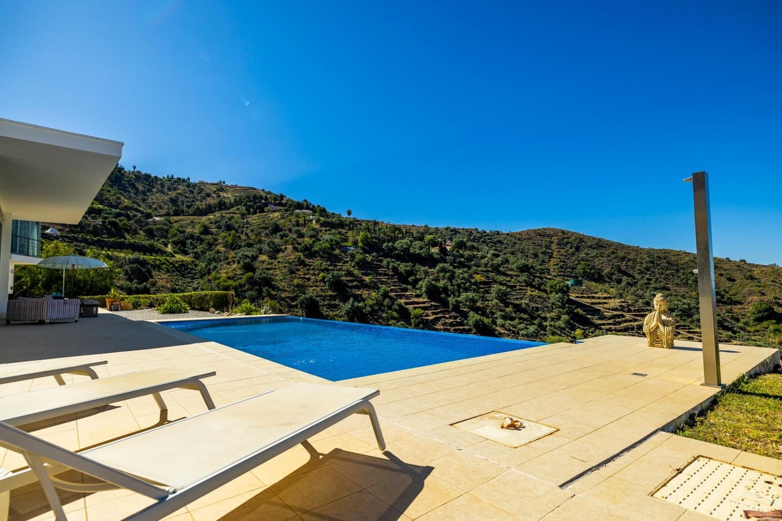 4 soveværelse Villa til salg i Sayalonga med swimmingpool garage - € 1.350.000 (Ref: 9922239)