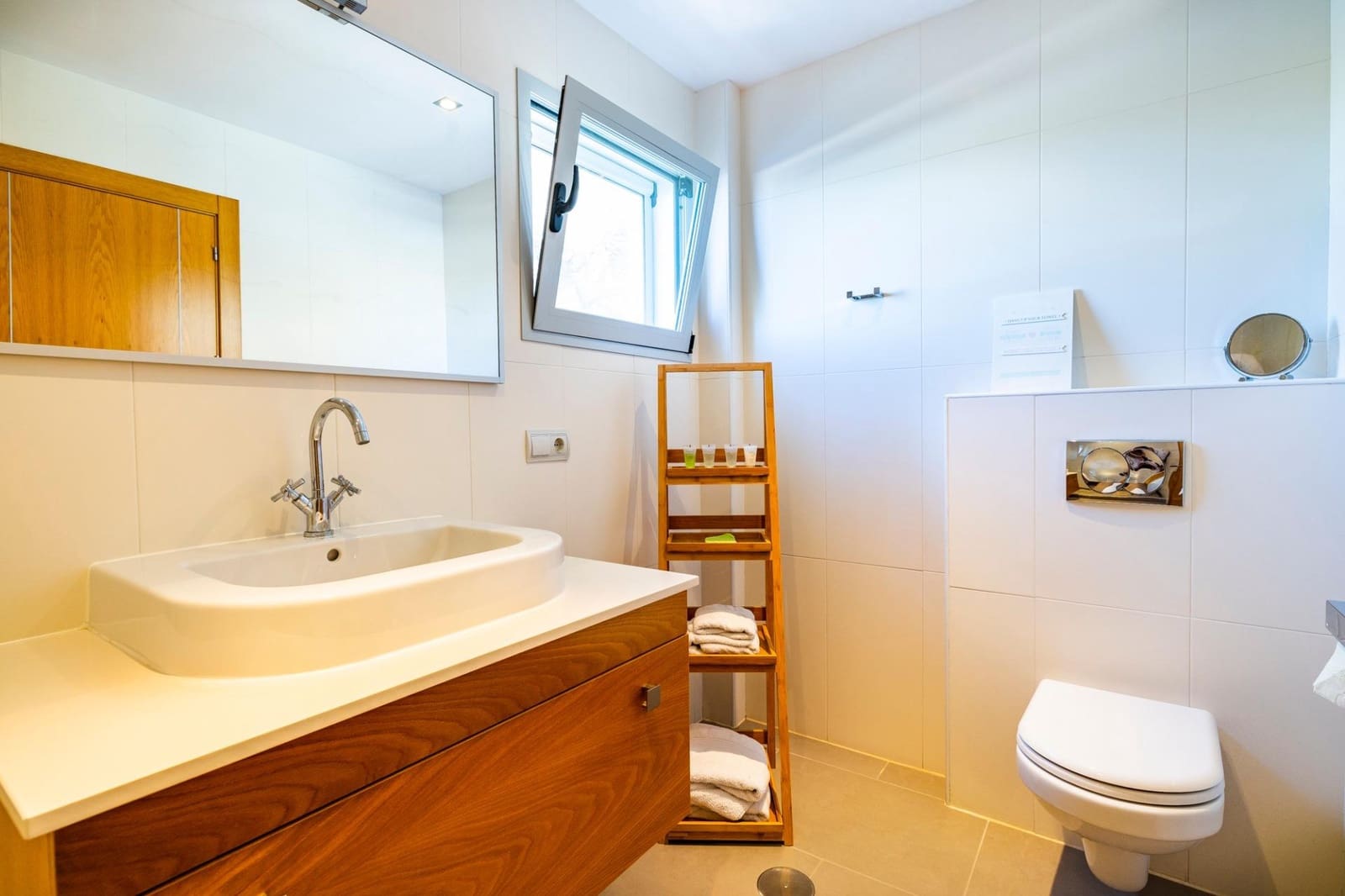 4 soveværelse Villa til salg i Sayalonga med swimmingpool garage - € 1.350.000 (Ref: 9922239)
