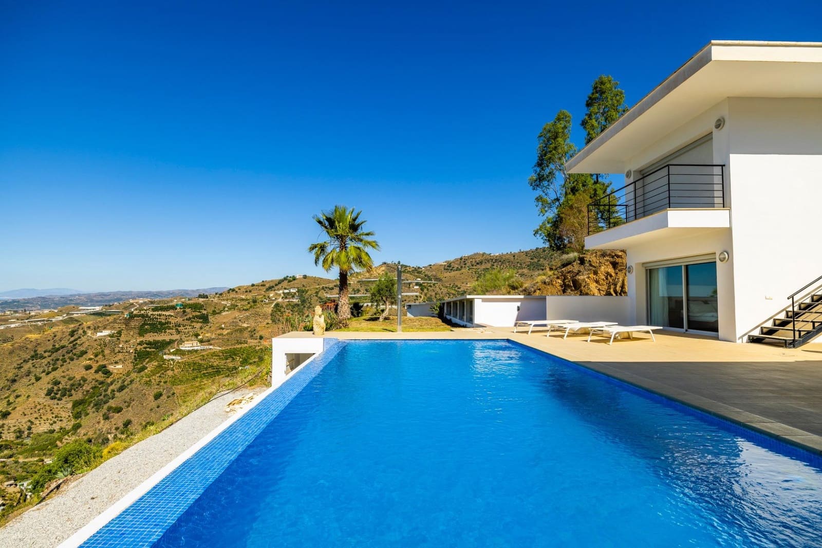 4 soveværelse Villa til salg i Sayalonga med swimmingpool garage - € 1.350.000 (Ref: 9922239)