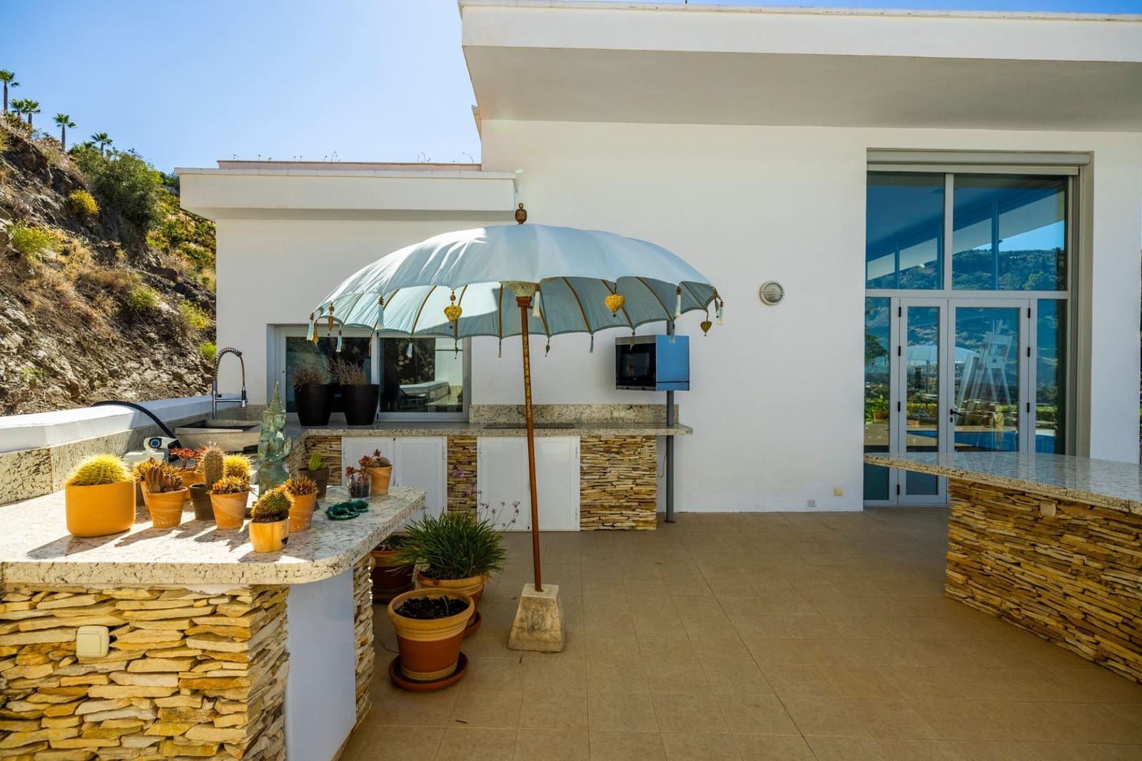 4 soveværelse Villa til salg i Sayalonga med swimmingpool garage - € 1.350.000 (Ref: 9922239)