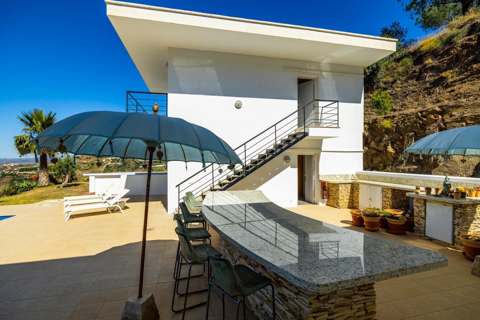 4 soveværelse Villa til salg i Sayalonga med swimmingpool garage - € 1.350.000 (Ref: 9922239)