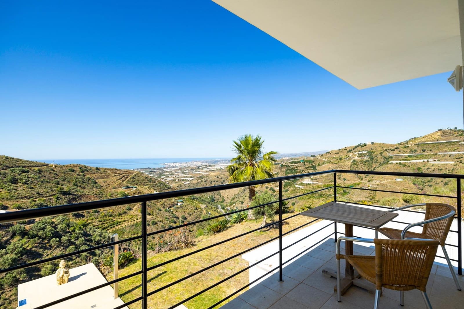 4 soveværelse Villa til salg i Sayalonga med swimmingpool garage - € 1.350.000 (Ref: 9922239)