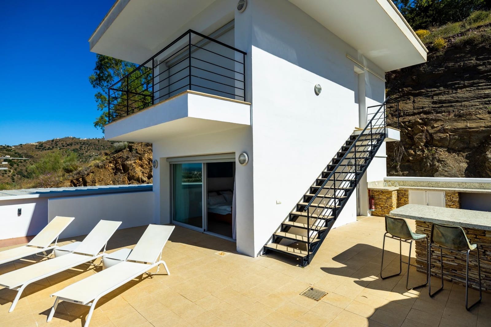 4 soveværelse Villa til salg i Sayalonga med swimmingpool garage - € 1.350.000 (Ref: 9922239)