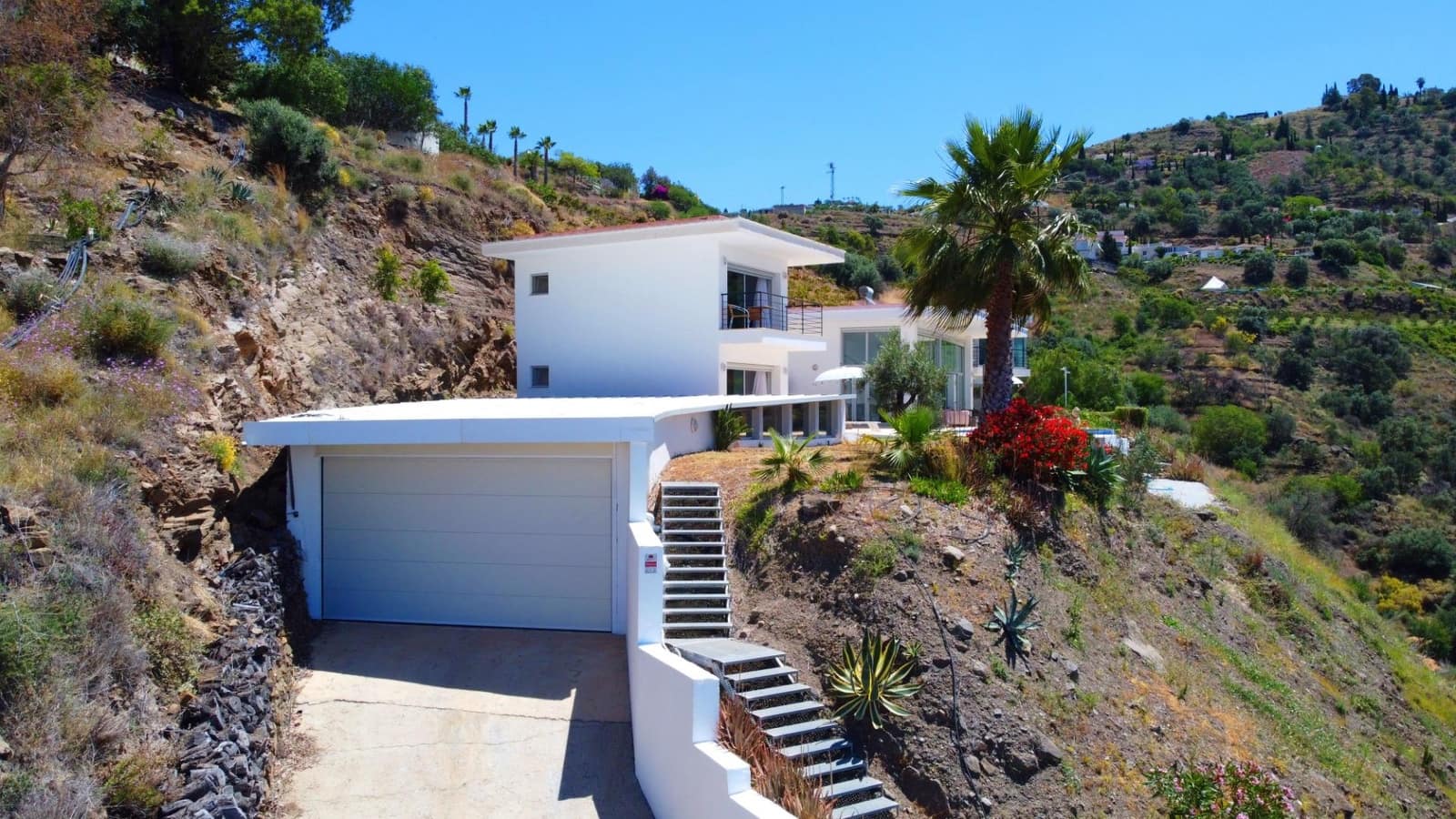 4 soveværelse Villa til salg i Sayalonga med swimmingpool garage - € 1.350.000 (Ref: 9922239)
