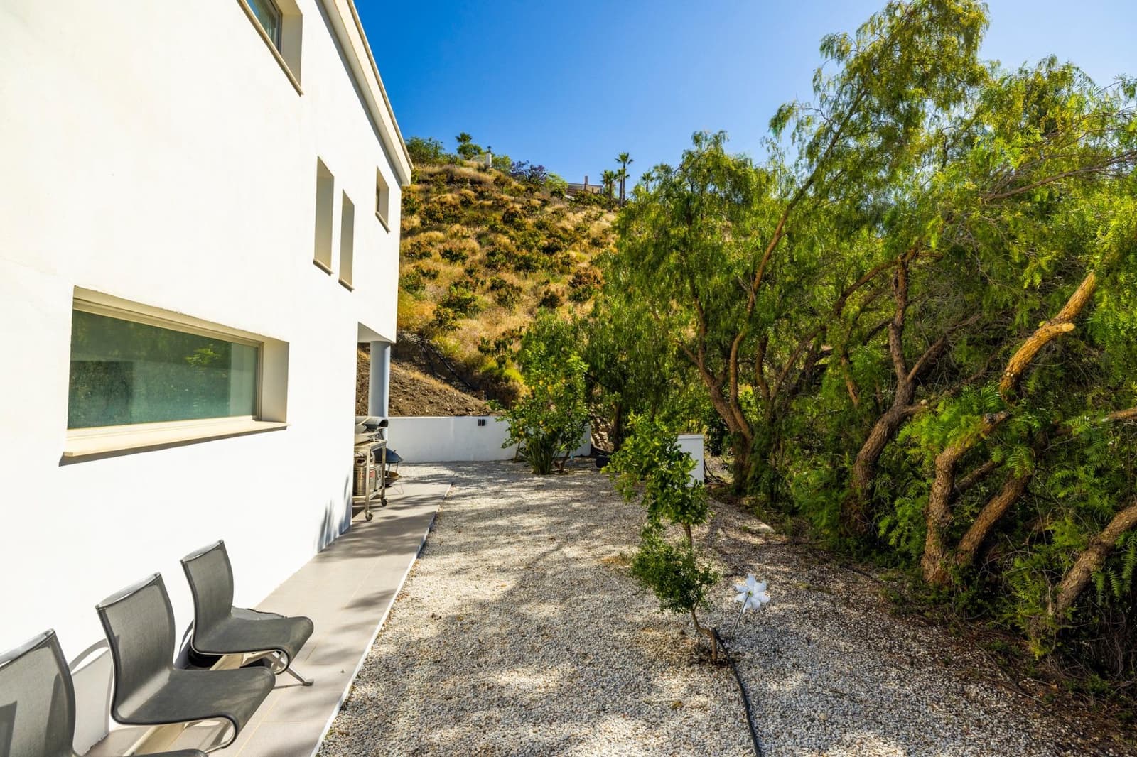 4 soveværelse Villa til salg i Sayalonga med swimmingpool garage - € 1.350.000 (Ref: 9922239)