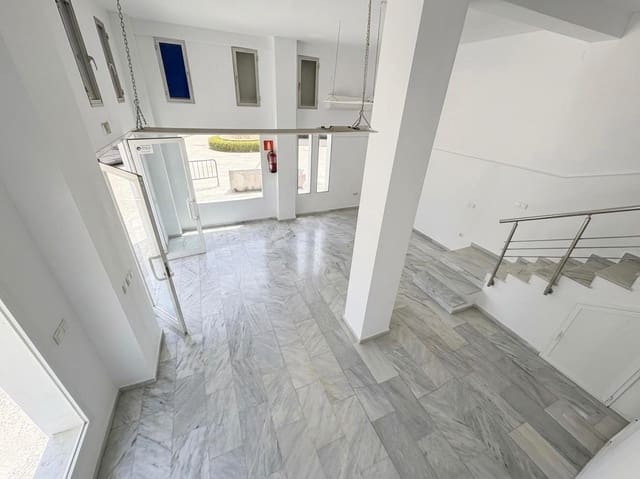Kommersiell att hyra i Vélez-Málaga med garage - 800 € (Ref: 9927338)