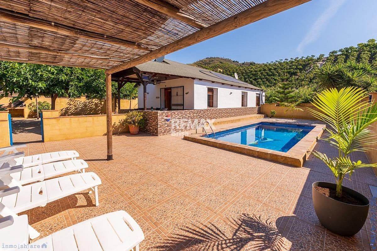 Adosado de 3 habitaciones en Benajarafe en venta con piscina garaje - 609.000 € (Ref: 9930755)