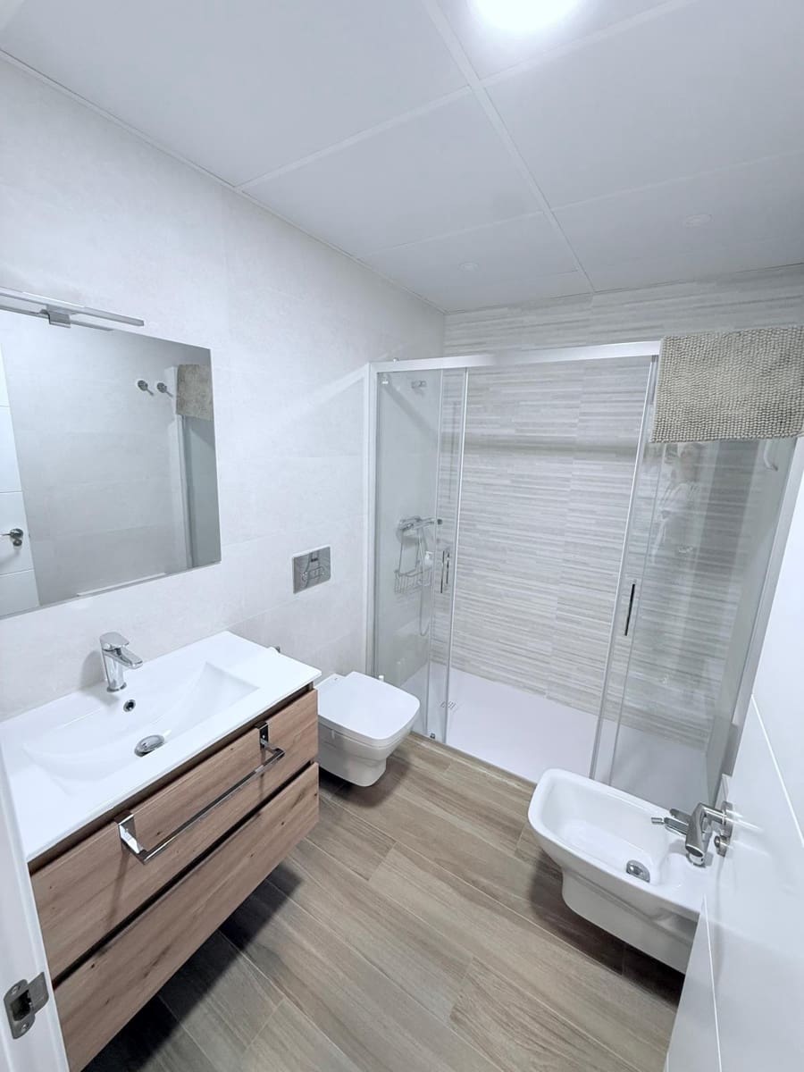 2 quarto Apartamento para arrendar em Torre del Mar - 1 400 € (Ref: 9938131)