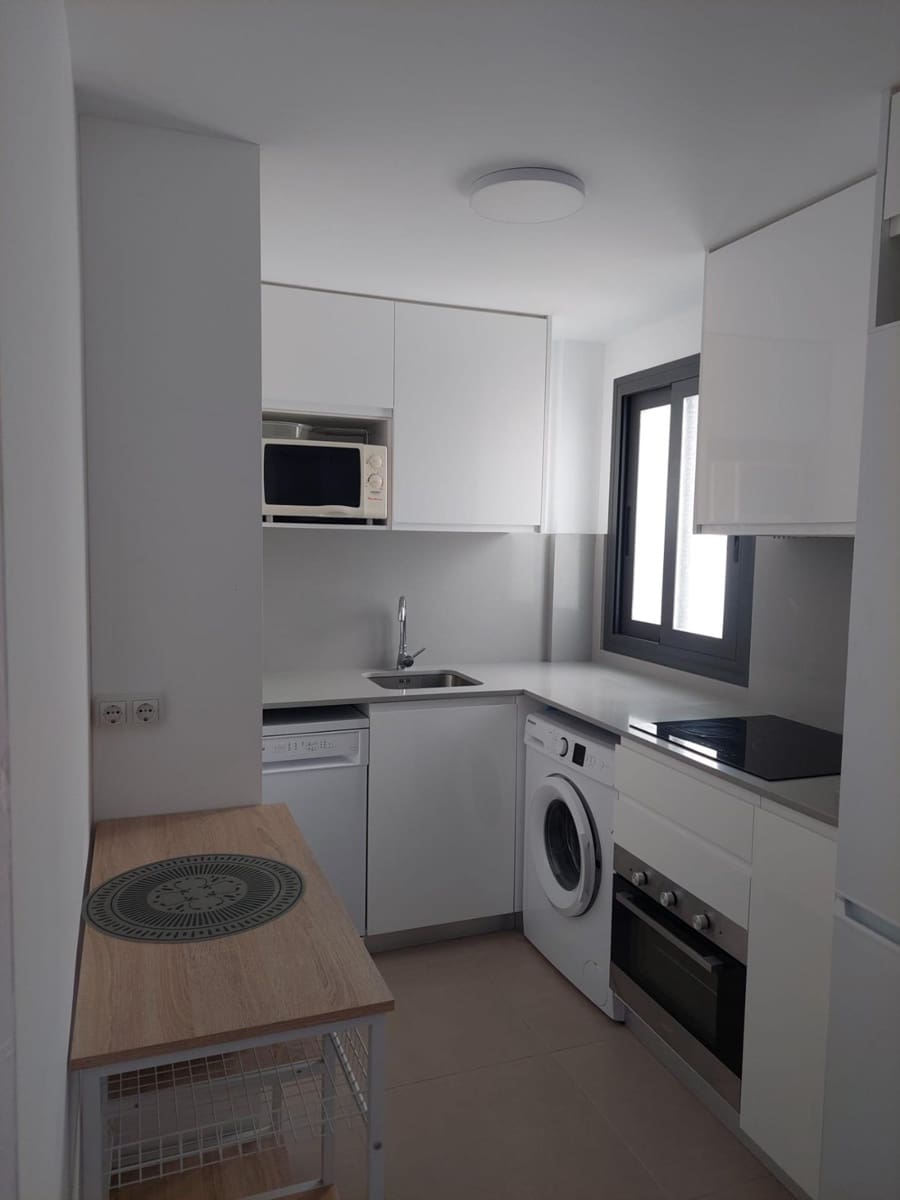 2 quarto Apartamento para arrendar em Valle Niza com piscina - 1 200 € (Ref: 9990683)