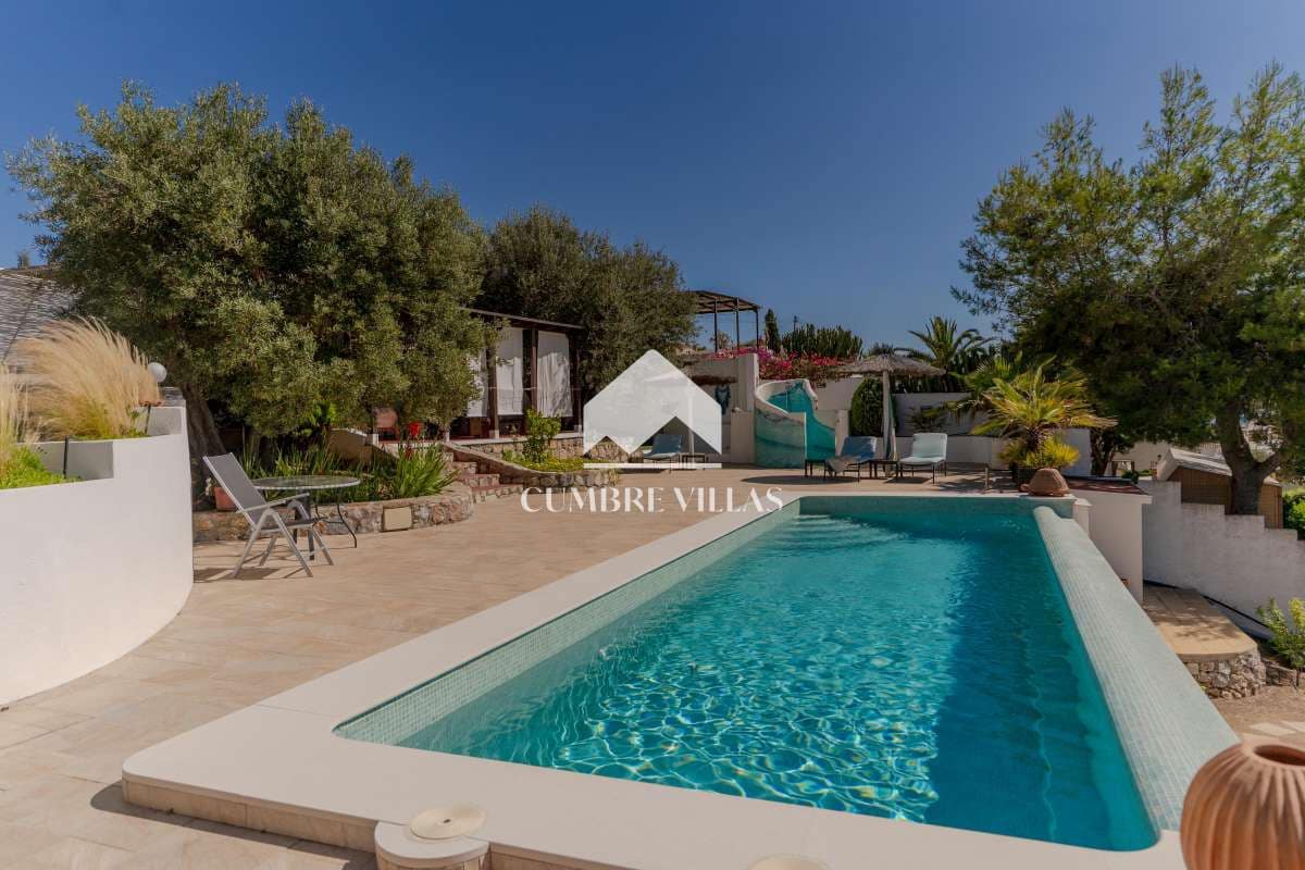 2 Zimmer Villa zu verkaufen in La Herradura mit Pool - 565.000 € (Ref: 10036240)