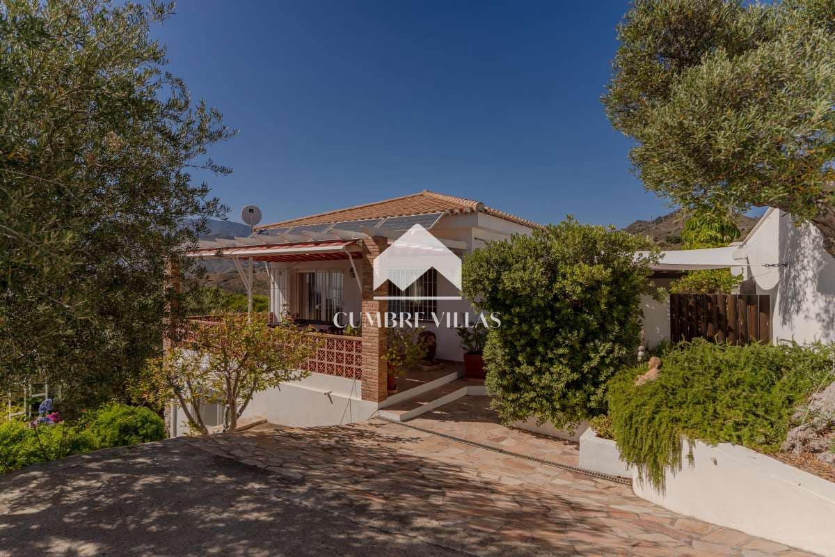 2 Zimmer Villa zu verkaufen in La Herradura mit Pool - 565.000 € (Ref: 10036240)