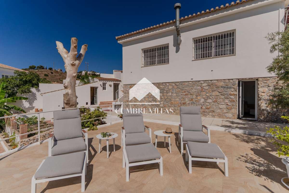 2 Zimmer Villa zu verkaufen in La Herradura mit Pool - 565.000 € (Ref: 10036240)