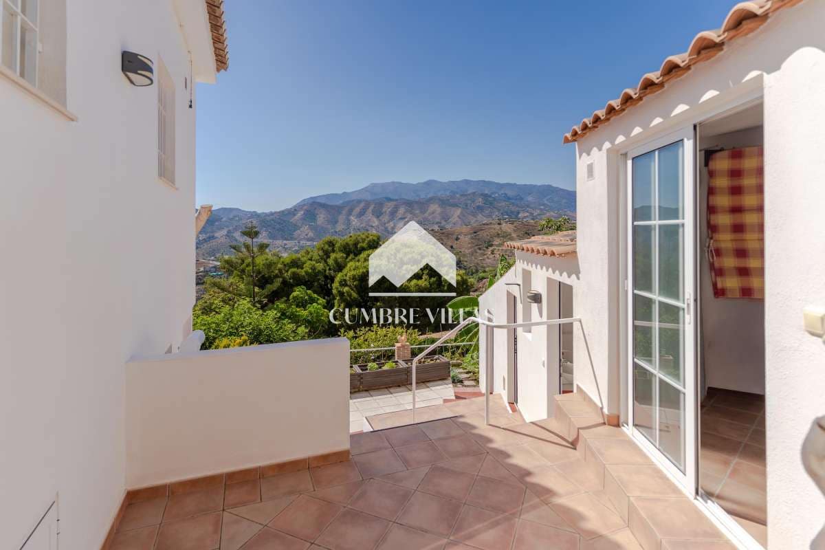 2 Zimmer Villa zu verkaufen in La Herradura mit Pool - 565.000 € (Ref: 10036240)