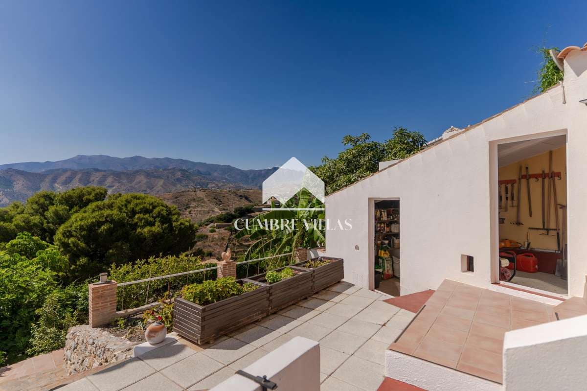 2 Zimmer Villa zu verkaufen in La Herradura mit Pool - 565.000 € (Ref: 10036240)