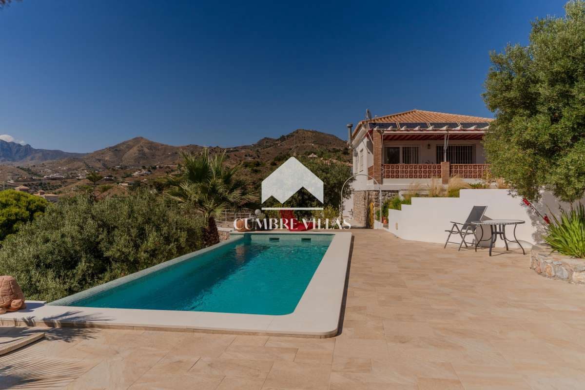 2 Zimmer Villa zu verkaufen in La Herradura mit Pool - 565.000 € (Ref: 10036240)