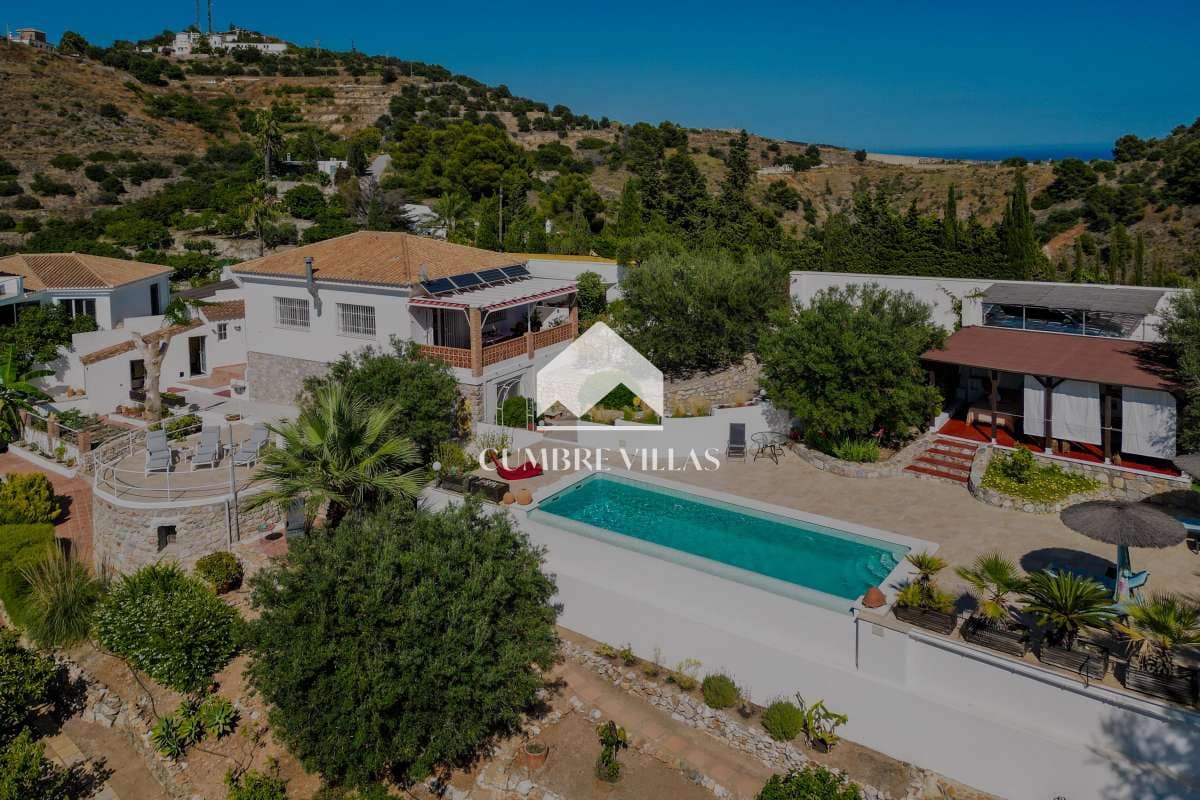 2 Zimmer Villa zu verkaufen in La Herradura mit Pool - 565.000 € (Ref: 10036240)
