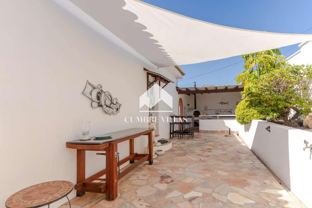 2 Zimmer Villa zu verkaufen in La Herradura mit Pool - 565.000 € (Ref: 10036240)