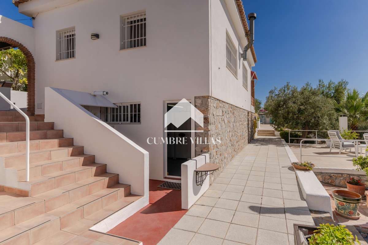 2 Zimmer Villa zu verkaufen in La Herradura mit Pool - 565.000 € (Ref: 10036240)