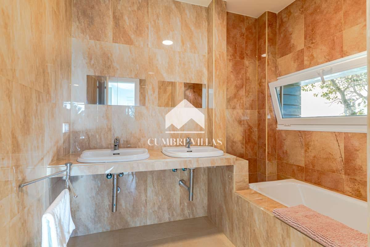 3 sypialnia Willa na sprzedaż w La Herradura z basenem garażem - 895 000 € (Ref: 10148159)