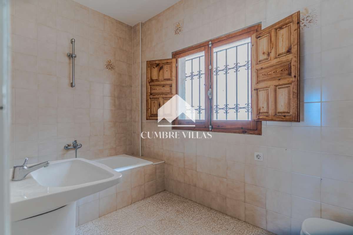 8 bedroom Villa for sale in Almunecar with garage - € 695,000 (Ref: 10163932)