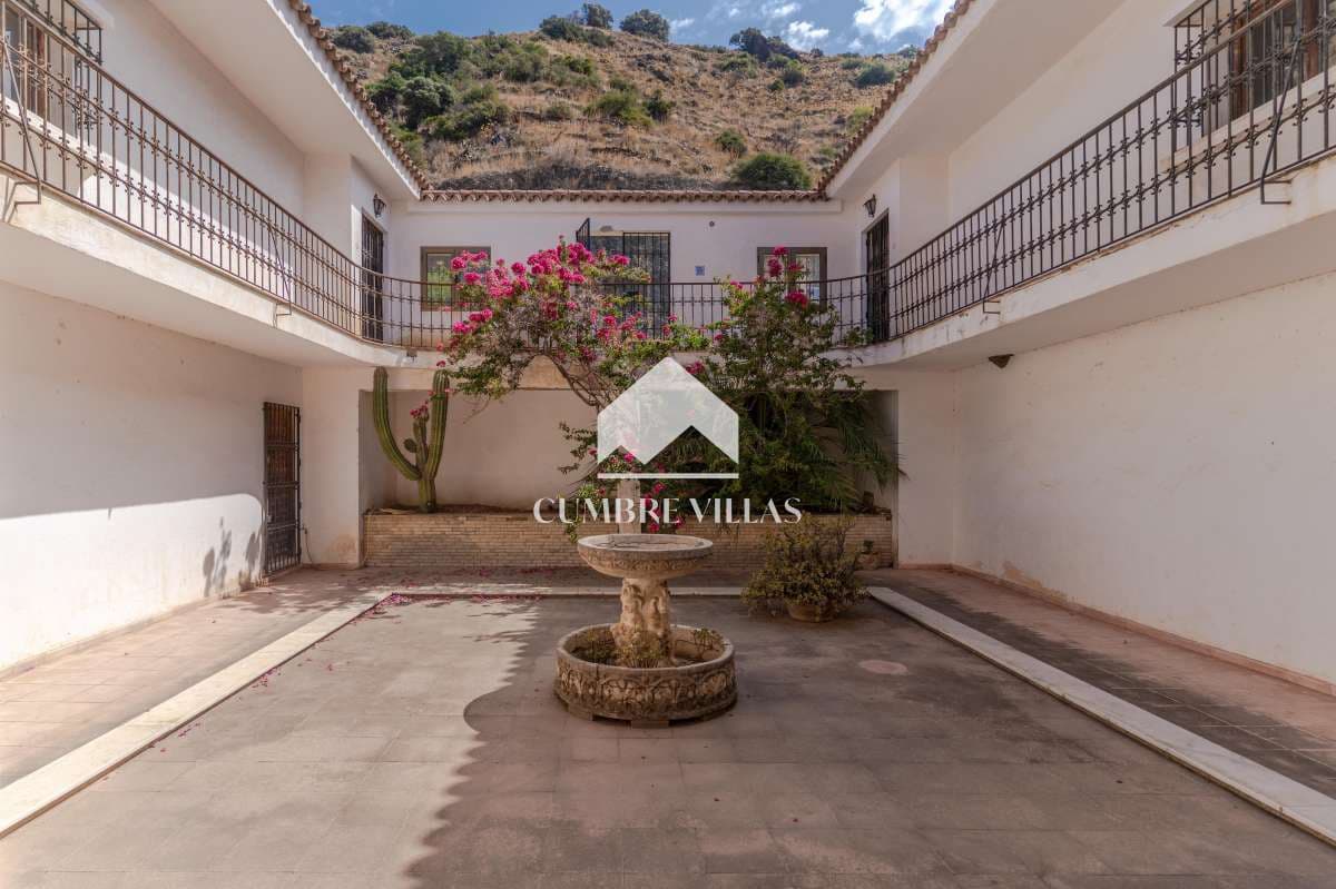8 bedroom Villa for sale in Almunecar with garage - € 695,000 (Ref: 10163932)