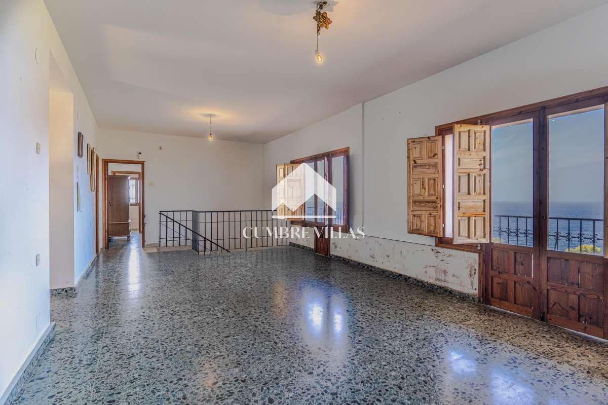 8 bedroom Villa for sale in Almunecar with garage - € 695,000 (Ref: 10163932)