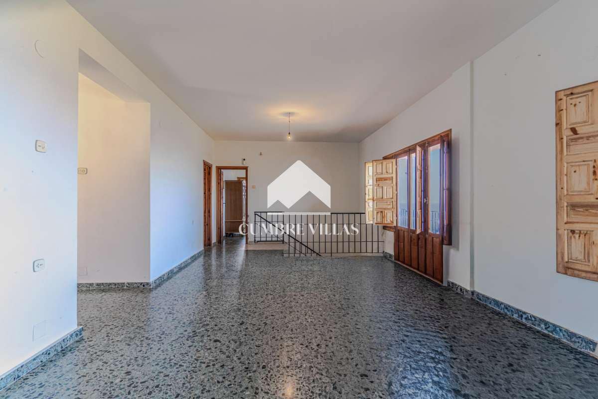 8 bedroom Villa for sale in Almunecar with garage - € 695,000 (Ref: 10163932)